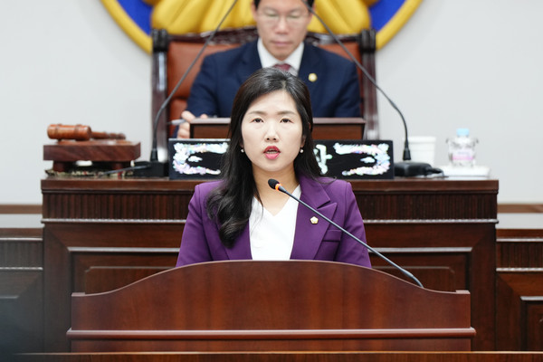 손세화 포천시의회 의원이 10일 열린 제186회 제1차 정례회에서 5분 자유발언을 통해 시 행정 전반의 구조적 문제와 공직기강 해이를 정면 비판하며 “책임지지 않는 행정은 모순 그 자체”라고 강도 높게 질타했다. (사진=김성운 기자)