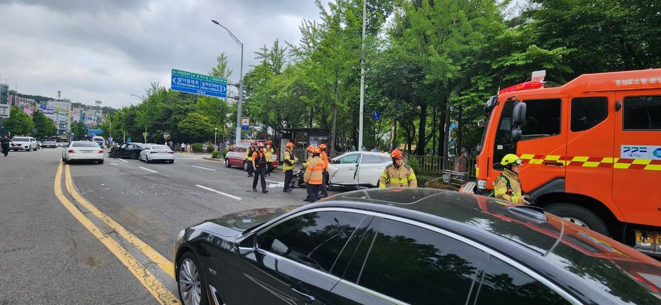 10일 낮 12시41분께 성남시 분당구 수내동의 한 도로에서 마을버스와 승용차가 충돌하는 사고가 나 4명이 중경상을 입었다. (사진제공=경기도소방재난본부)