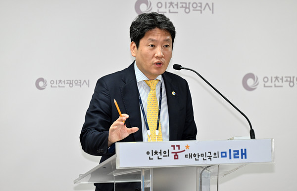 홍준호 행정국장은 10일 시청 브리핑룸에서 열린 기자회견에서 신청사, 루원복합청사, 인천애뜰 공영주차장 등 주요 공공시설 건립 사업이 차질 없이 진행되고 있으며, 시민 이용 편의를 높이기 위한 공간 재배치도 함께 추진 중이라고 설명했다. (사진제공=인천시)