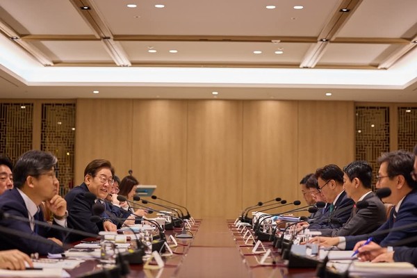 경기지사 출신 대통령을 배출한 경기도는 李 시대 맞아 각종 정책의 대전환 예상된다. 이재명 대통령이 비상경제점검 TF와 회의를 하고 있다. (사진=이재명 대통령 페이스북)