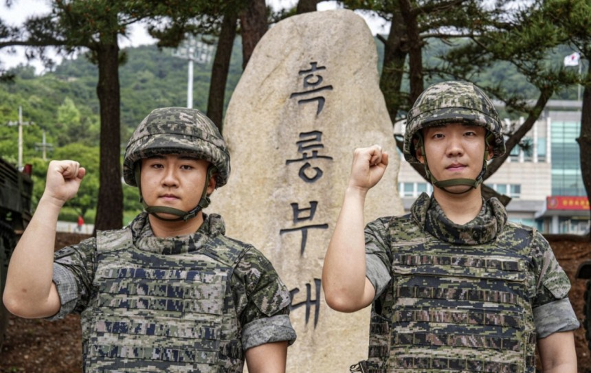 해병대원들이 식당에서 우연히 마주친 국가유공자의 식사비를 대신 지불한 사실이 알려져 주위를 훈훈케 하고 있다. 권율 병장(21), 이찬형 일병(20)은 외출을 받아 간 식당에서 국가유공자 배지를 단 어르신들을 보고, 계산대로 가서 식사비 10만원을 전액 자비로 결제했다. (사진제공=해병대)