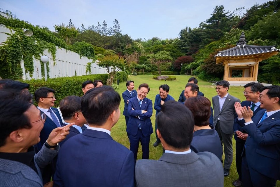 이재명 대통령이 ‘대통령 시계 미제작’ 보도와 관련해 “가성비 높은 대통령 시계 제작을 지시했다”며 직접 입장을 밝혔다. (사진=이재명 대통령 페이스북)