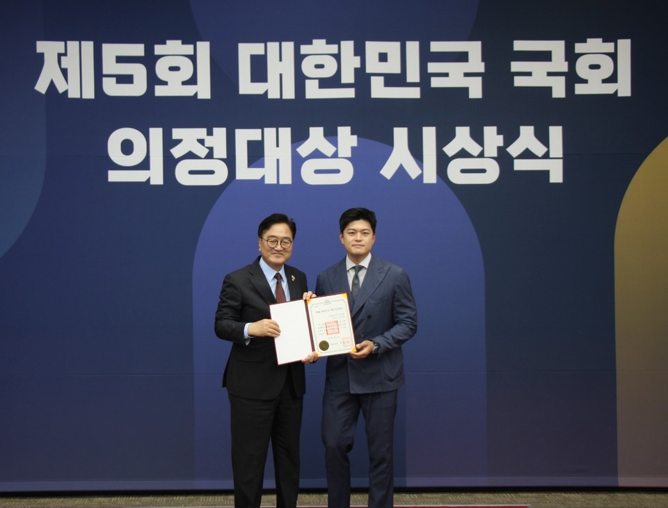 김용태 국회의원(국민의힘, 경기 포천·가평)이 ‘학교복합시설 설치 및 운영·관리에 관한 법률 일부개정법률안’ 대표발의와 본회의 통과 성과로 국회 의정대상을 수상했다. (사진제공=김용태 의원실)