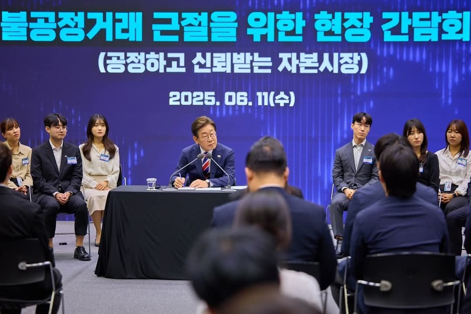 이재명 대통령이 11일 서울 여의도 한국거래소에서 열린 ‘불공정거래 근절을 위한 현장 간담회’에서 발언하고 있다. 이날 간담회에는 거래소 직원과 전문가들이 참석해 자본시장 신뢰 회복 방안에 대해 의견을 나눴다. (사진=이재명 대통령 페이스북)