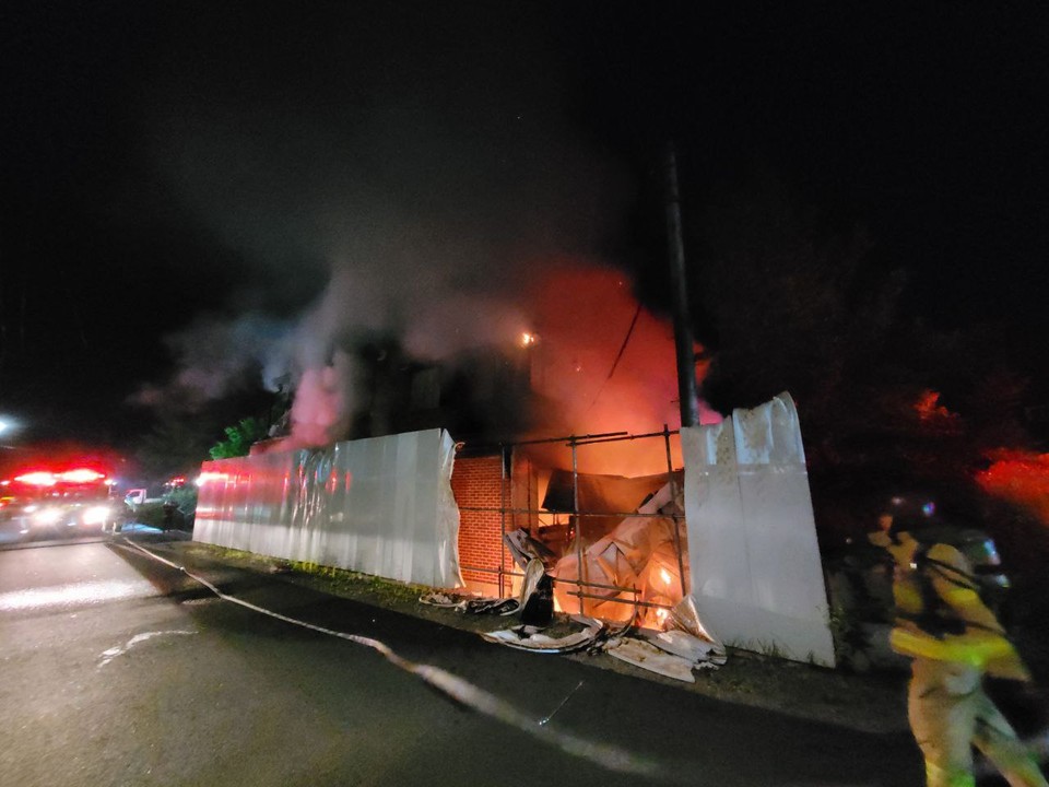 12일 오전 2시48분께 광주시 도척면의 한 음식점에서 불이 나 신고를 받고 출동한 소방당국에 의해 약 1시간37분 만인 오전 4시25분께 모두 진화됐다. (사진제공=경기도소방재난본부)