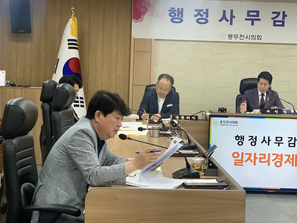 김재수 시의원이 12일 오전 11시 18분께 일자리 경제과장에게 배달특급에 대해 적절히 홍보했는지 질의하고 있다. (사진=오기춘 기자)