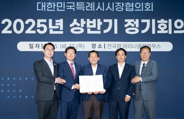 이재준 수원시장(가운데)과 정명근 화성시장(왼쪽 1번째), 이상일 용인시장(왼쪽 2번째), 장금용 창원시장 권한대행(오른쪽 1번째), 이동환 고양시장(오른쪽 2번째)이 건의문에 서명한 후 기념촬영을 하고 있다.