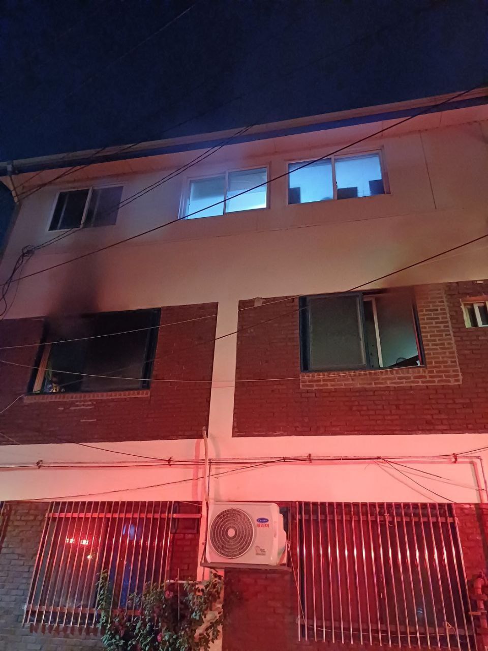 12일 오후 8시47분께 오산시 궐동의 한 상가주택 2층에서 불이 나 소방당국이 출동해 약 18분 만에 진화됐다. (사진제공=경기도소방재난본부)