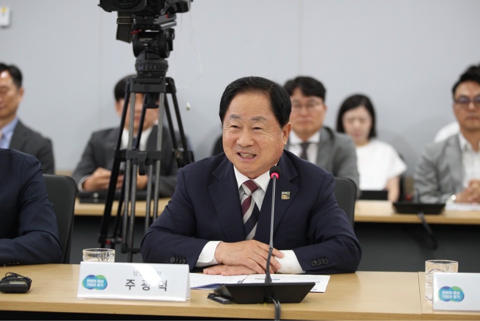 주광덕 남양주시장이 '카카오 AI기반 디지털 허브 건립 투자유치 협약식'에서 인사말을 하고 있다. (사진제공=남양주시)