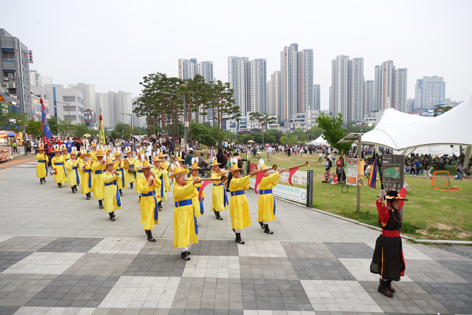 제8회 양주 회암사지 왕실축제가 13일 저녁 옥정호수공원에서 화려한 출정식과 함께 막을 올렸다. (사진제공=양주시)