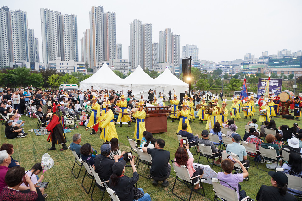 제8회 양주 회암사지 왕실축제가 13일 저녁 옥정호수공원에서 화려한 출정식과 함께 막을 올렸다. (사진제공=양주시)