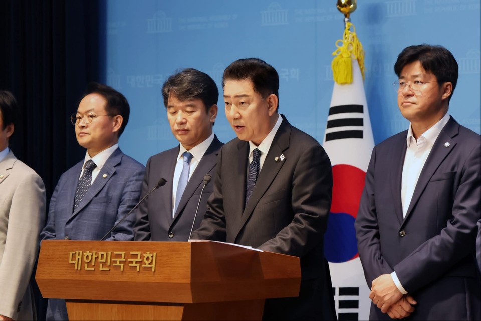 더불어민주당 김병기 신임 원내대표가 15일 오전 국회 소통관에서 첫 공식 기자회견을 열고 원내대표단 인선을 발표했다. (사진=김병기 원내대표 페이스북)