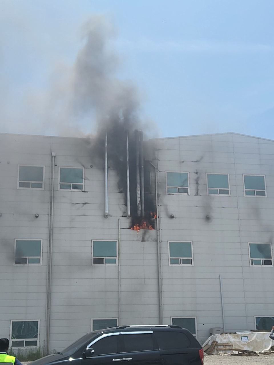 15일 낮 12시41분께 김포시 양촌읍 학운리의 한 3층짜리 화장품 제조공장 2층에서 불이 나 공장건물 일부를 태우고 신고를 받고 출동한 소방당국에 의해 약  1시간55분 만인 오후 2시37분께 모두 큰 불길이 잡혔다. (사진제공=경기도소방재난본부)