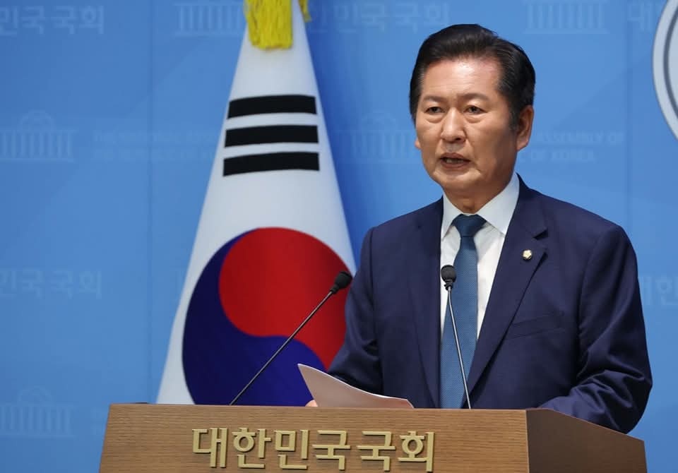 더불어민주당 4선 중진 정청래 의원이 15일 국회 소통관에서 기자회견을 열고 당대표 출마를 공식 선언하고 있다. (사진=정청래 의원 페이스북)
