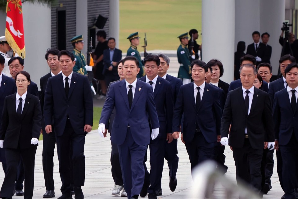 더불어민주당 김병기 당대표 직무대행 겸 신임 원내대표가 16일 오전 서울 동작구 국립서울현충원을 찾아 참배했다. (사진=김병기 원내대표 페이스북)