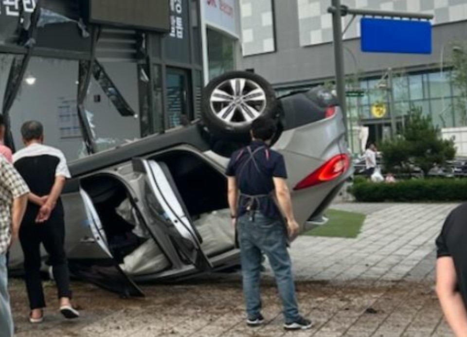 16일 오후 6시32분께 용인시 기흥구 구갈동에서 차량이 상가 건물로 돌진하는 사고가 나 50대 남성 운전자를 포함해 상가 안에 있던 여성 2명이 경상을 입었다. (사진제공=경기도소방재난본부)