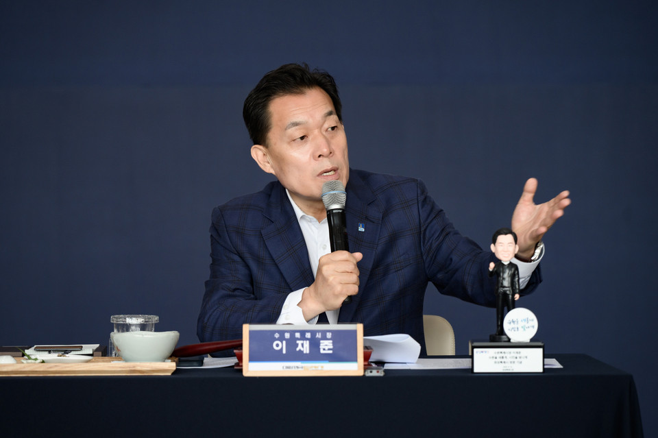 대한민국특례시장협의회 2025 상반기 정기회의에 참석한 이재준 시장이 발언하고 있다. (사진제공=수원시)