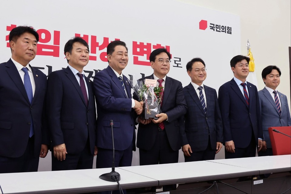 김병기 원내대표는 오후 2시께 송언석 국민의힘 원내대표를 예방하고 난을 선물하며 국회 정례 협의를 약속했다. (사진=김병기 원내대표 페이스북)