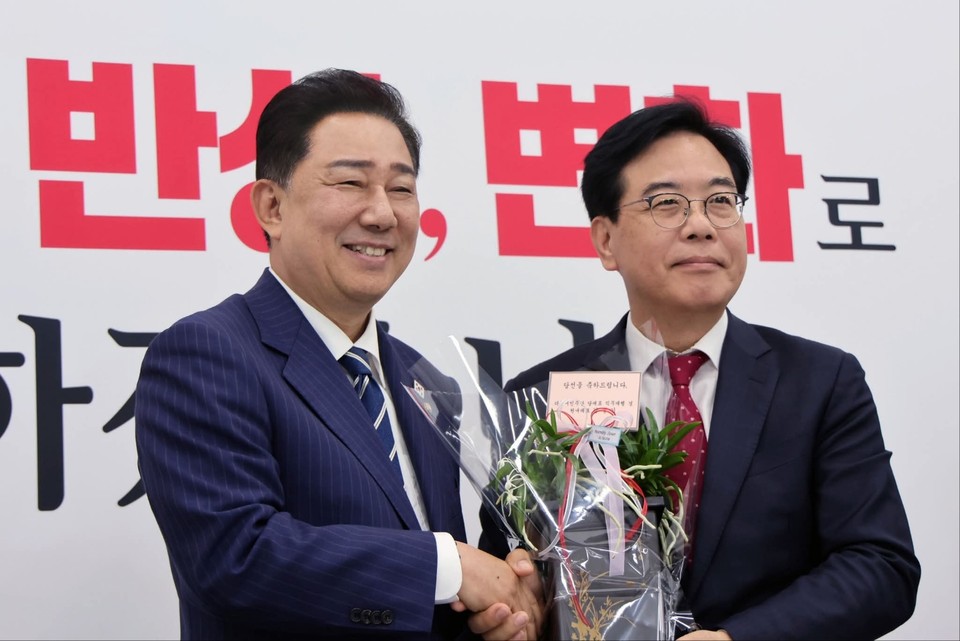 송언석 국민의힘 원내대표가 17일 오후 2시께 김병기 더불어민주당 원내대표의 국회 예방을 받은 자리에서 “협치의 정신이 무너졌다”며 법사위원장직을 야당 몫으로 전향적으로 검토해 줄 것을 요청했다. (사진=김병기 원내대표 페이스북)
