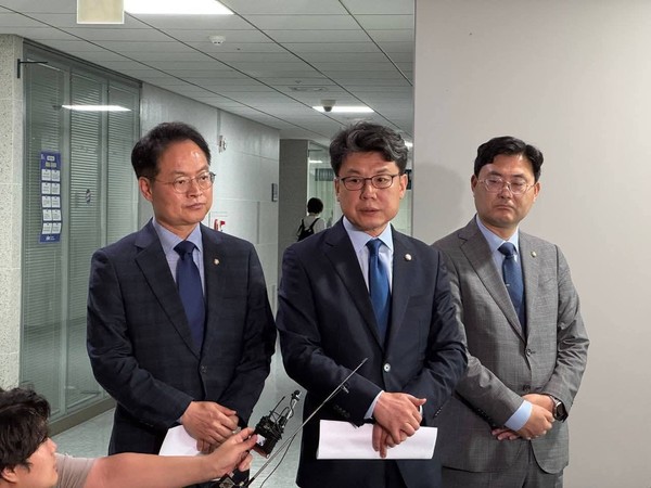 더불어민주당 진성준 정책위의장은 18일 “국민 삶을 지키기 위한 두터운 민생지원이 담긴 추경안이 마련되고 있다”며 당·정 정책협의 내용을 공개했다. (사진=진성준 정책위의장 페이스북)