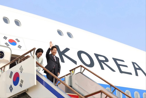 이재명 대통령이 주요 7개국(G7) 정상회의 일정을 마치고 귀국길에 오르며 “G7 참석은 국격과 신뢰 회복의 시작”이라고 밝혔다. (사진=이재명 대통령 페이스북)