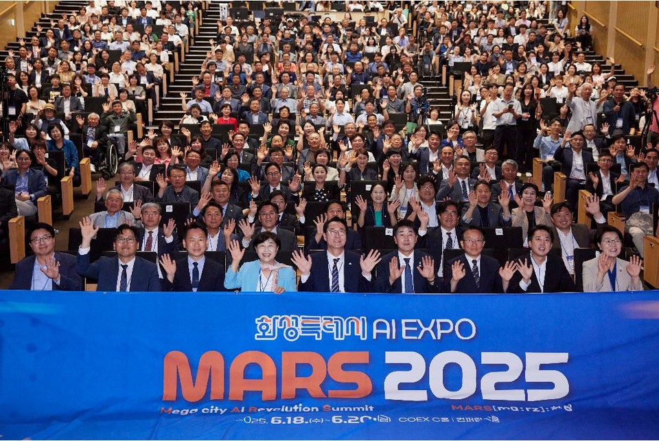 화성시가 주최하는 인공지능 박람회 ‘MARS 2025’가 18일 서울 강남구 코엑스에서 개막했다. 이날 개막식에는 고영인 경기도 경제부지사, 정명근 화성시장, 이준석 개혁신당 의원, 서영교 더불어민주당 의원, 국내외 AI 기업 관계자 등 3000여 명이 참석해 자리를 빛냈다. (사진제공=경기도)