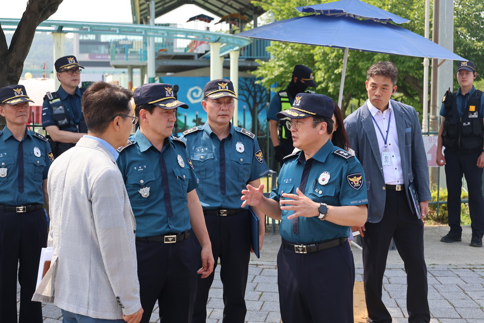 경기북부경찰청(청장 김호승)이 18일 파주시 문산읍 임진각 납북자기념관 일대를 방문해 대북전단 살포 예방을 위해 현장에 배치된 일선 직원들을 격려하고 현장 대응 태세를 점검했다. (사진제공=경기북부경찰청)