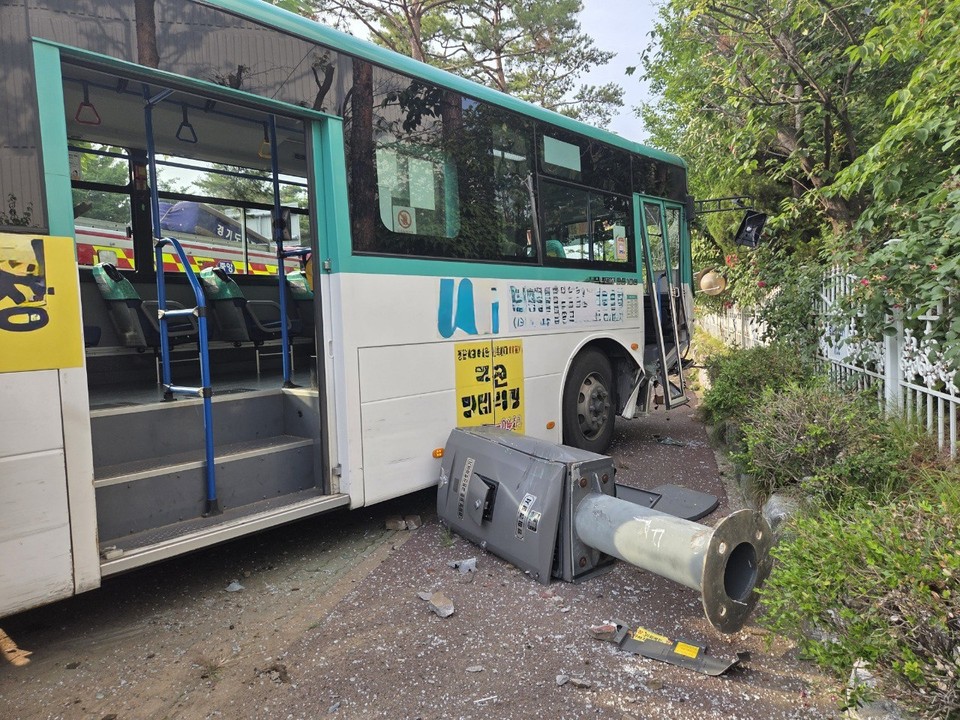18일 오후 5시30분께 부천시 원미구 상동 일대 편도 3차선 도로에서 시내버스 한 대가 단독으로 인도로 돌진하는 사고가 발생했다. (사진제공=경기도소방재난본부)