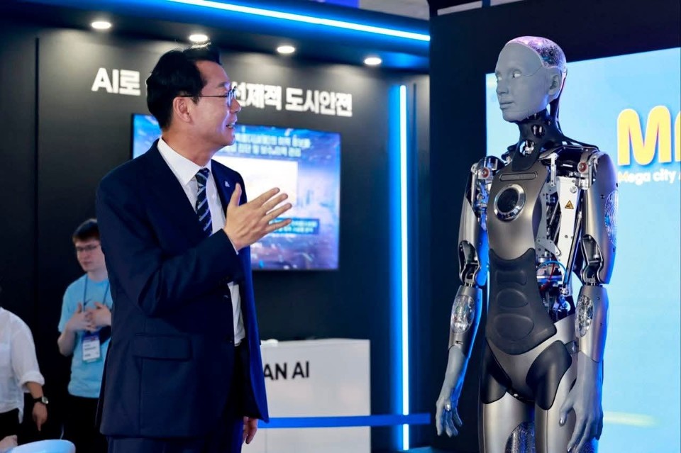 화성특례시가 주최한 국내 최초 지방정부 AI 엑스포 ‘MARS 2025’가 18일 서울 코엑스에서 성대한 막을 올린 가운데, 첫날에만 약 600억원 규모의 투자 상담 성과를 기록하며 성공적인 출발을 알렸다. 사진은 정명근 화성시장. (사진=정명근 시장 페이스북)