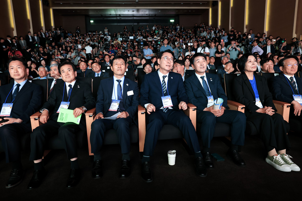 MARS 2025 개회식에 정명근 화성시장을 비롯해 배정수 화성시의장, 이학영 국회부의장, 고영인 경제부지사, 최민희 국회 방통위원장 등이 참석했다. (사진제공=화성시)