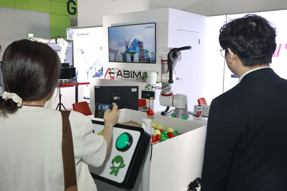 화성특례시가 18일 서울 코엑스에서 국내 지자체 최초로 AI 엑스포 ‘MARS 2025’를 개막했다. 사진은 현장 모습. (사진제공=화성시)