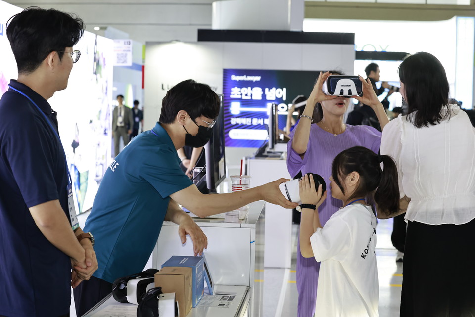화성특례시가 18일 서울 코엑스에서 국내 지자체 최초로 AI 엑스포 ‘MARS 2025’를 개막했다. 사진은 현장 모습. (사진제공=화성시)