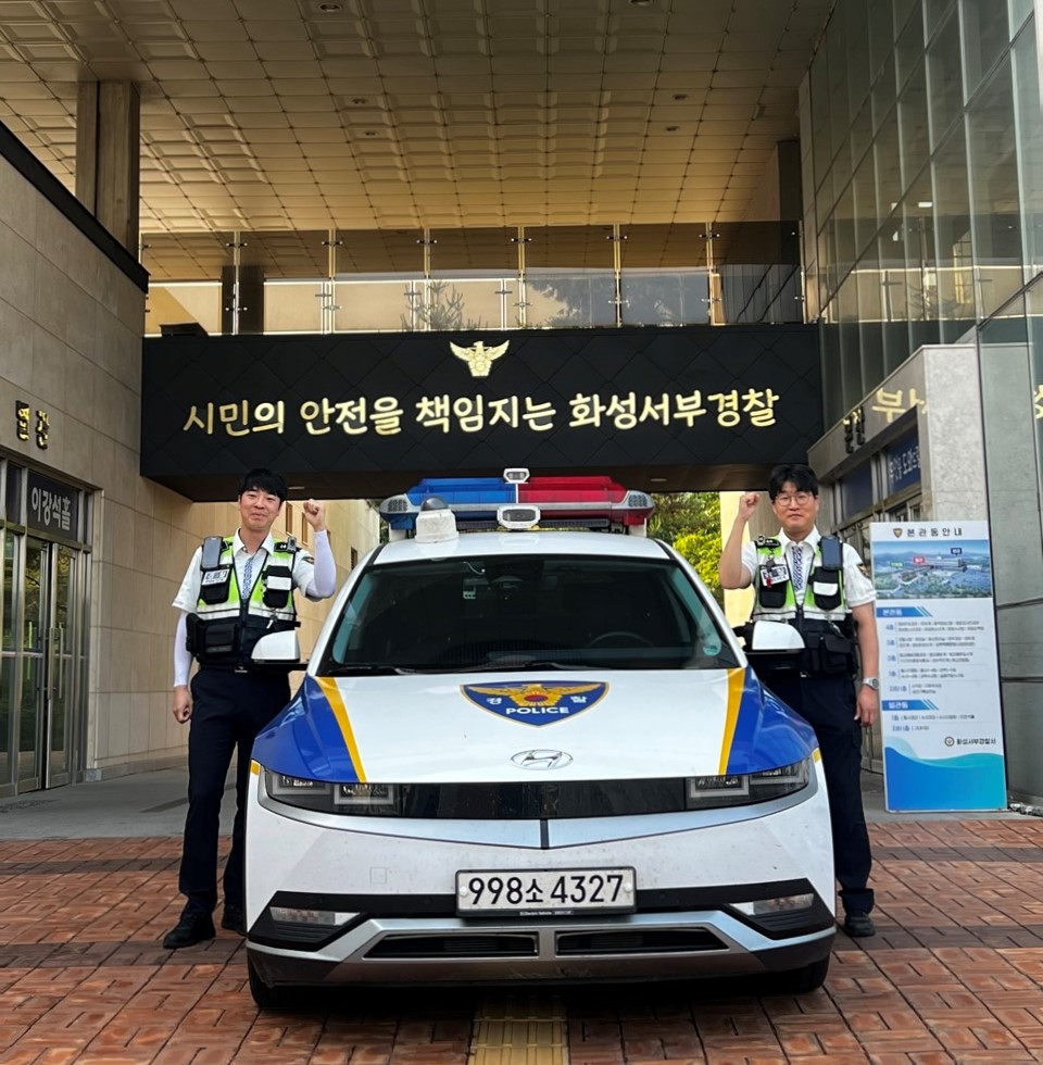 면허가 취소된 상태에서 또다시 만취 상태로 운전을 하다 경찰의 정차 명령에 불응하고 도주한 20대 남성 A씨를 도로교통법 위반 혐의로 구속 됐다. 사진 왼쪽부터 김정록 경장, 김태우 경장. (사진제공=경기남부청)