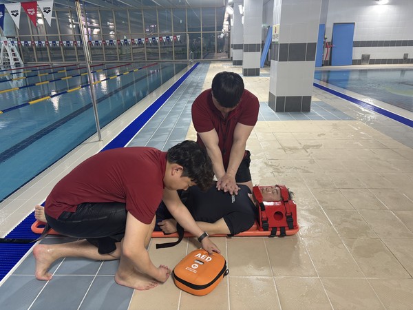 의정부도시공사가 운영하는 민락국민체육센터는 지난 18일 수영장에서 발생할 수 있는 안전사고에 대비해 ‘생명을 살리는 골든타임’ 실전 모의훈련을 실시했다. (사진제공=의정부도시공사)