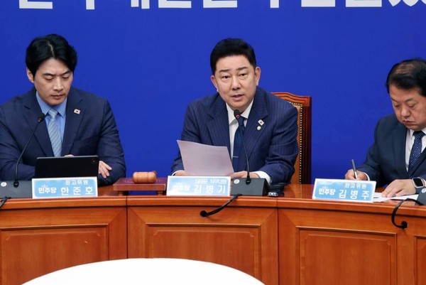 김병기 더불어민주당 원내대표가 21일 오전 자신의 SNS에 “이재명 대통령의 국정 지지도가 60%에 육박했다”며 “이는 내란 사태 조속한 종식과 민생·경제 회복에 대한 국민 열망이 반영된 것”이라고 밝혔다. (사진=김병기 원내대표 페이스북)