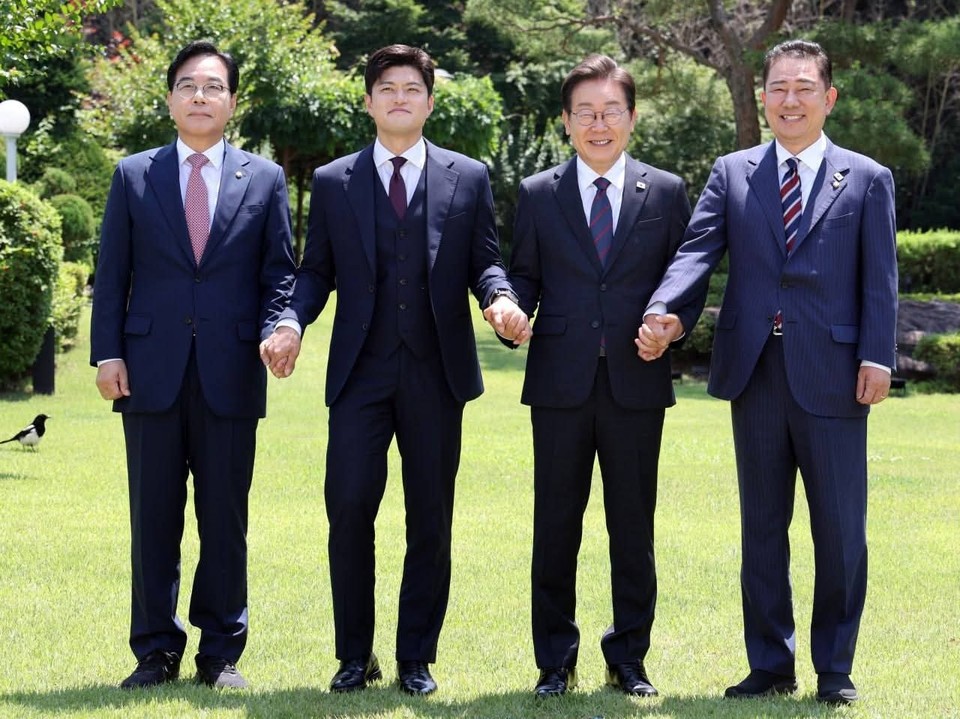 이재명 대통령이 마침내 여야 지도부와 한 테이블에 앉았다. 취임 18일 만에 열린 첫 오찬 회동에서 대통령과 여야 원내 지도부는 민생과 협치라는 공통어를 찾아 나섰지만, 김민석 국무총리 후보자 지명 철회와 추경안 등 민감한 사안에서는 입장차도 뚜렷하게 드러났다. (사진=김병기 원내대표 페이스북)