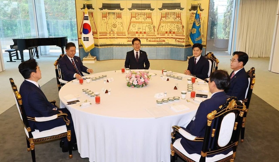 이재명 대통령이 마침내 여야 지도부와 한 테이블에 앉았다. 취임 18일 만에 열린 첫 오찬 회동에서 대통령과 여야 원내 지도부는 민생과 협치라는 공통어를 찾아 나섰지만, 김민석 국무총리 후보자 지명 철회와 추경안 등 민감한 사안에서는 입장차도 뚜렷하게 드러났다. (사진=김병기 원내대표 페이스북)