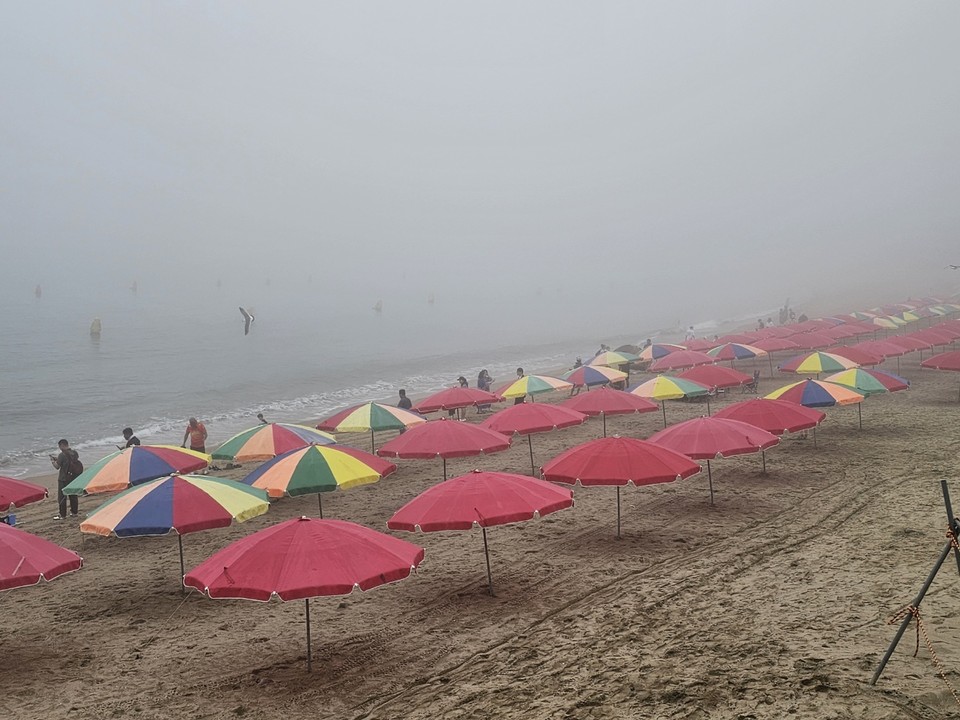 오늘(23일) 오전까지 전국 곳곳에 짙은 안개가 끼면서 교통안전에 각별한 주의가 요구된다. 사진은 지난 21일 오전 11시31분께 안개낀 인천 왕산해수욕장. (사진=남용우 선임기자)