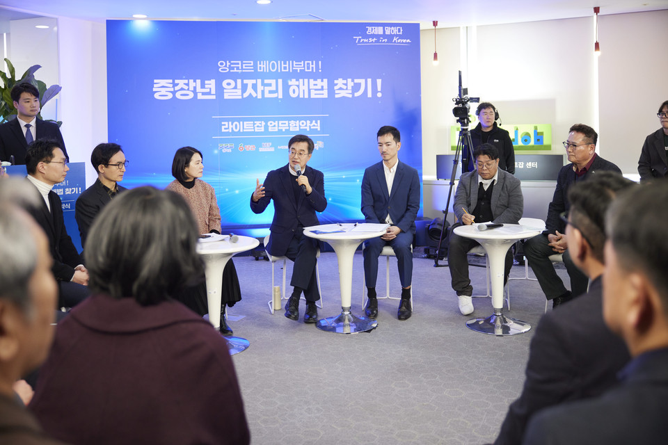 올해부는 베이비부머 세대의 일자리 확대를 위해 ‘라이트잡(Light Job)’ 사업을 추진 중이다. 주 24시간 이상 35시간 이하로 근무하며 4대 보험과 각종 직무·소양교육, 안전한 근로 환경을 보장받을 수 있다. (사진제공=경기도)