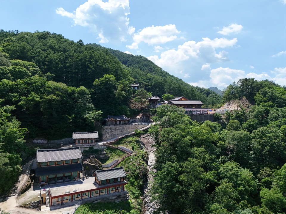 23일 오후 2시20분께 찾은 가평 대원사는 짙푸른 숲이 사방을 감싸는 북면 백둔리의 깊은 골짜기에 자리한 근현대 사찰이다. (사진=김광섭 기자)