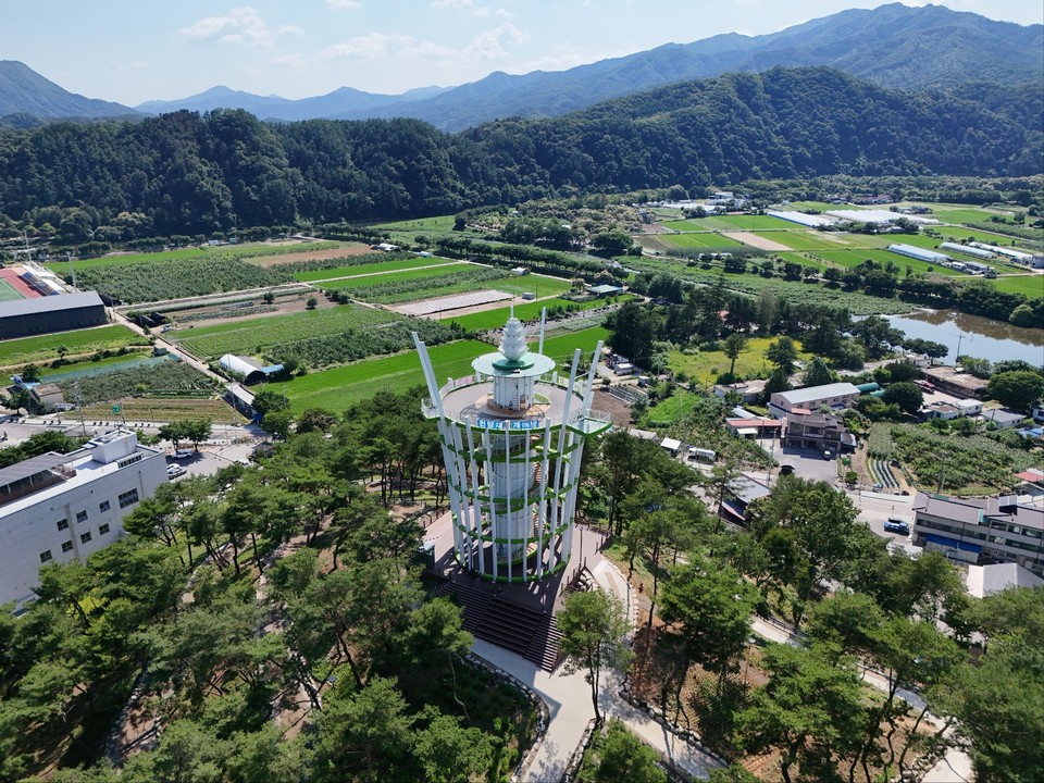 23일 오후 3시께 찾은 가평군 북면 목동근린공원 전망대가 푸른 숲을 배경으로 우뚝 솟아 있다. 준공된 지 1년이 넘은 이곳은 이제 북면 지역의 새로운 명소로 자리매김하고 있다. (사진=김광섭 기자)