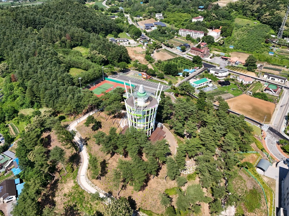 23일 오후 3시께 찾은 가평군 북면 목동근린공원 전망대가 푸른 숲을 배경으로 우뚝 솟아 있다. 준공된 지 1년이 넘은 이곳은 이제 북면 지역의 새로운 명소로 자리매김하고 있다. (사진=김광섭 기자)