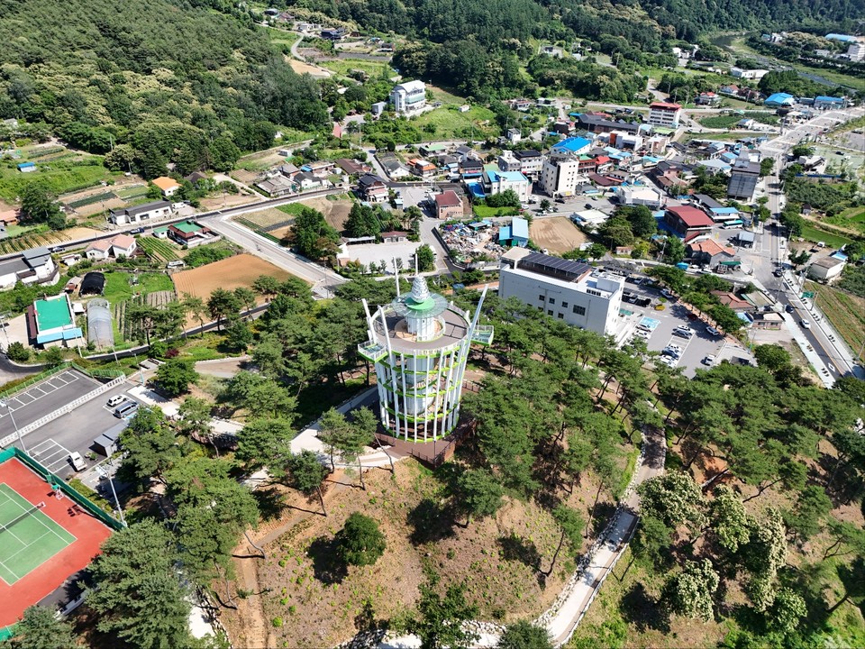 23일 오후 3시께 찾은 가평군 북면 목동근린공원 전망대가 푸른 숲을 배경으로 우뚝 솟아 있다. 준공된 지 1년이 넘은 이곳은 이제 북면 지역의 새로운 명소로 자리매김하고 있다. (사진=김광섭 기자)
