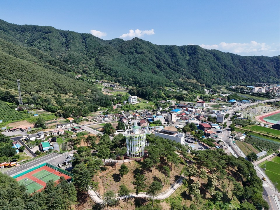 23일 오후 3시께 찾은 가평군 북면 목동근린공원 전망대가 푸른 숲을 배경으로 우뚝 솟아 있다. 준공된 지 1년이 넘은 이곳은 이제 북면 지역의 새로운 명소로 자리매김하고 있다. (사진=김광섭 기자)