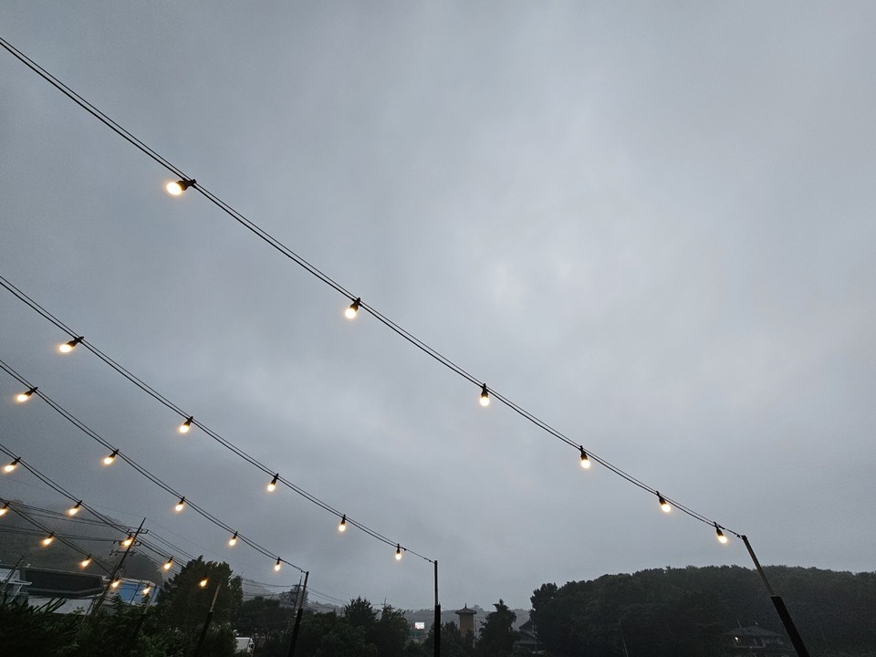 8일 월요일 경기·인천지역은 새벽부터 장맛비가 시작돼 늦은 오후까지 계속되겠다. 곳에 따라 돌풍과 함께 천둥·번개를 동반한 강한 비가 내리겠다. 사진은 7일 오후 여주시 세종대왕면의 한 카페에 이슬비가 내리고 있다. (사진=김광섭 기자)