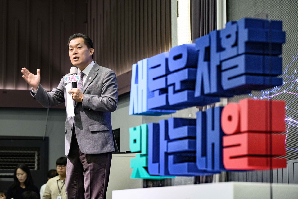 지난해 11월 2024년 자활사업성과보고대회에서 이재준 시장이 인사말을 하고 있다. (사진제공=수원시)