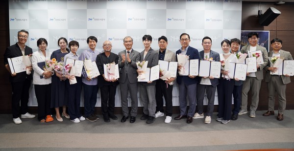 인천광역시 도시재생지원센터에서는 지난 23일 인천도시공사 본관 2층 상황실에서‘제3기 도시재생자문단’위촉식을 개최했다.  (사진제공=)