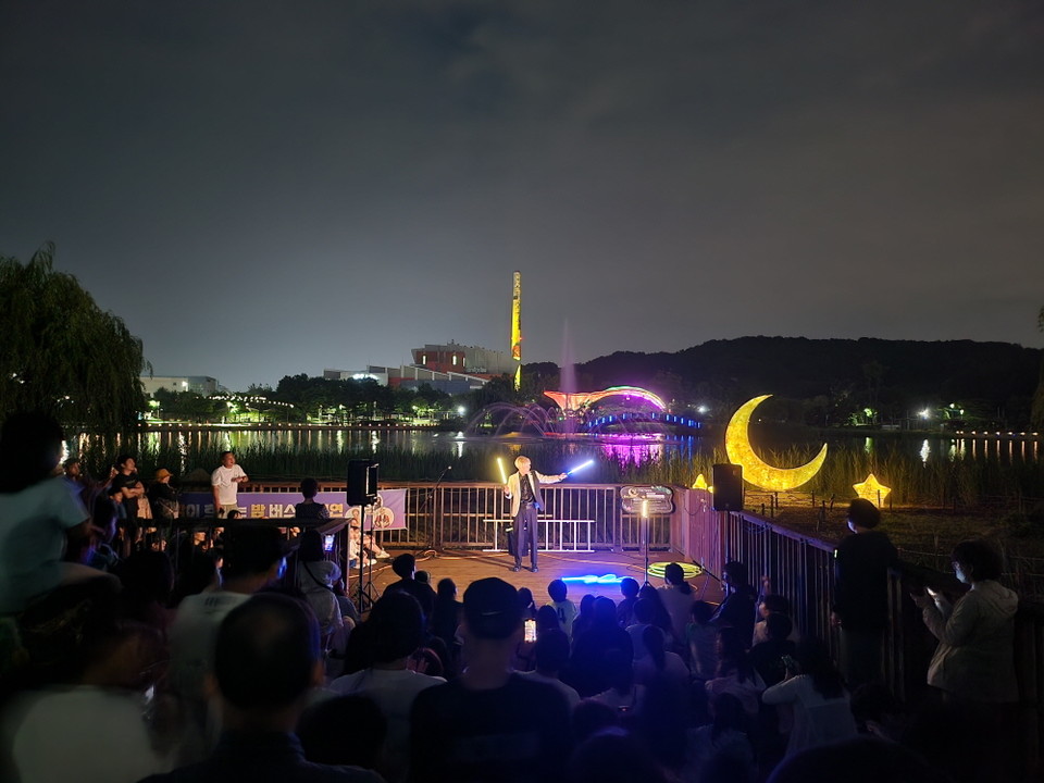 김포시가 지난 21일 호수공원에서 야외공연 ‘빛의 굴뚝과 음악이 흐르는 밤’을 개최해 시민들의 큰 환호와 참여를 이끌어 냈다. 구래동 문화의 거리부터 호수공원 꽃마당데크까지 이어진 이날 공연을 많은 시민이 관람하고 있다. (사진제공=김포시)