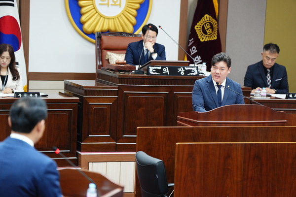 김현규 포천시의회 의원이 24일 열린 제186회 정례회 제2차 본회의장에서 시정질문을 통해 “포천세무서 청사 이전에 따른 시유지 매각 과정이 졸속으로 이뤄졌고, 시민들에게 불신만 남겼다”며 집행부에 책임 있는 해명을 촉구했다. (사진=김성운 기자)