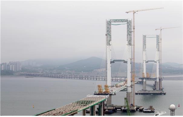 인천 송도와 청라를 잇는 제3연륙교가 ‘세계 최고 높이 해상 교량 전망대’로 기네스북에 이름을 올리기 위한 도전에 나섰다.